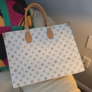 Elegant White and Tan Fashion Designer Tote Bag       ✨️ ✨️NEW ✨️